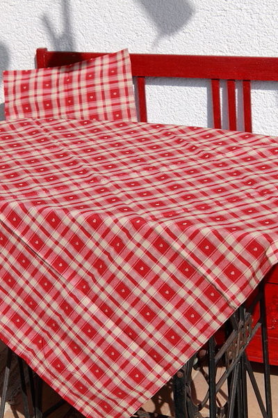 Tischdecken und Kissen rot-beige kariert