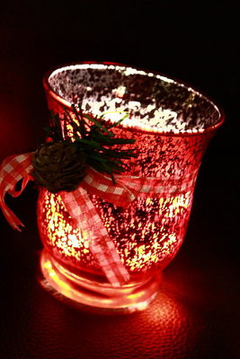 Windlichtglas rot mit Weihnachtsdekor
