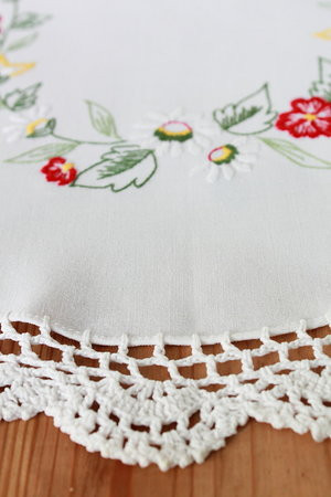 weißer Tischläufer mit Häkelspitze und Blumenmuster