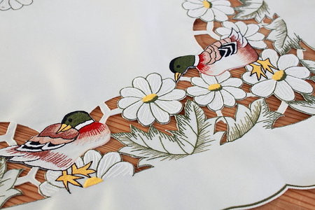 Tischdecke Enten mit Gänseblümchen und Durchbruchmuster
