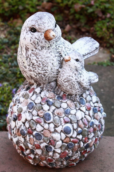 Gartenfigur Vogel mit Kind auf Kugel Steinoptik groß