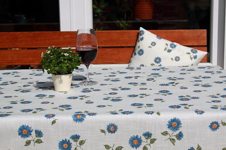 Pflegeleichte Tischwäsche wollweiß mit blauen Blumen