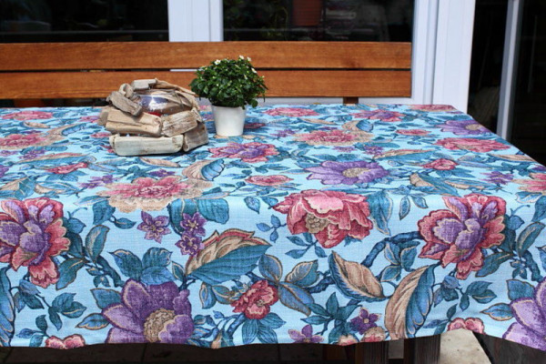 Tischdecke blau mit floralem Muster