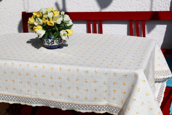 Pflegeleichte Tischwäsche mit gelben Blümchen und Spitze