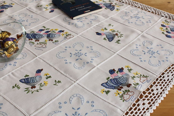 Weiße Tischdecke mit Enten im ländlichen Stil