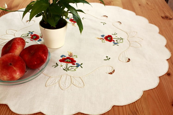 rundes Deckchen beige mit roten Blumen