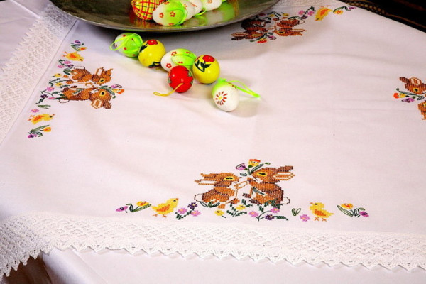 Tischdecke Ostern mit Häschen Handgestickt