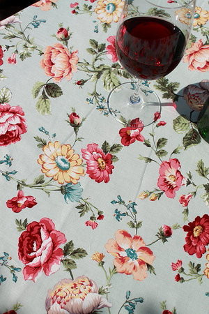 Lindgrüne Tischdecke mit Blumen