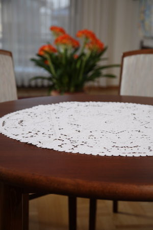 Weiße Tischdecke rund Richelieustickerei